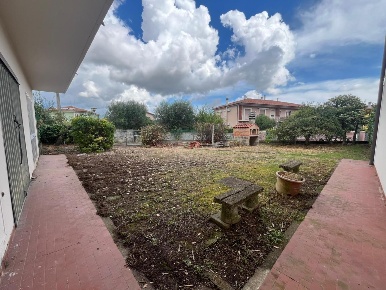 Foto Villa unifamiliare a Calcinaia Gello, Pardossi di 110 m² con 6 locali