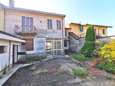 Foto Casa indipendente in via Baracca, Ossona Centro di 225 m² con 8 locali