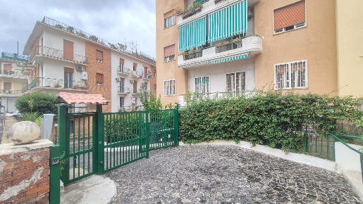 Foto Appartamento in via Michelangelo Schipa, Napoli di 130 m² con 4 locali