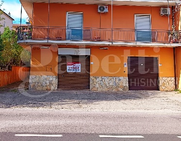 Foto Negozio in Via Michele Molinaro 27, Rende Surdo di 90 m² con 2 locali