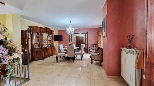Foto Appartamento in Via Cimarosa NSC, Maddaloni Centro di 220 m²