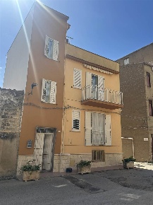 Foto Casa indipendente a Camastra di 200 m² con 8 locali in vendita