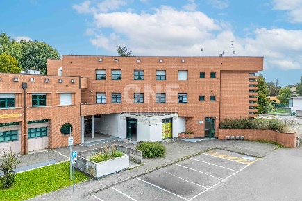 Foto Attività commerciale in via Aldo Moro snc, Gessate Centro di 1050 m²