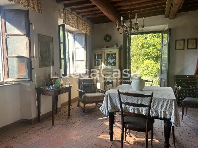 Foto Villa unifamiliare a Borgo a Mozzano Centro di 250 m² con 13 locali