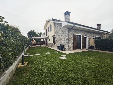 Foto Villa bifamiliare a Fauglia Valtriano di 100 m² con 5 locali