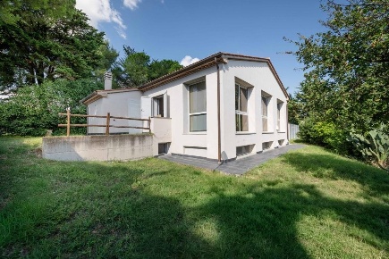 Foto Casa indipendente a Bibbona di 150 m² con 7 locali in vendita