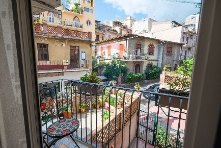 Foto Appartamento in Via Cuseni, Taormina Centro di 191 m² con 8 locali