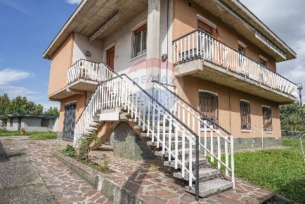 Foto Villa bifamiliare in via Trento, Treviolo di 183 m² con 5 locali