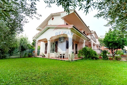 Foto Villa bifamiliare in Via Giuseppe Bentivoglio, Ciampino di 190 m²
