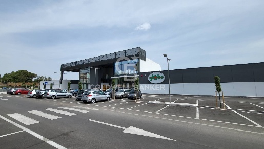 Foto Locale commerciale in VIA PONTINA, Pomezia Pomezia Centro di 170 m²