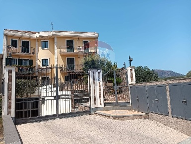 Foto Appartamento in Via Archimede, Belpasso di 123 m² con 6 locali