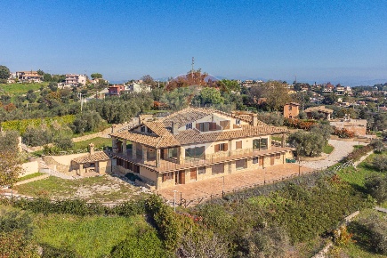 Foto Villa singola in via Monte Soriano, Castelnuovo di Porto di 1300 m²