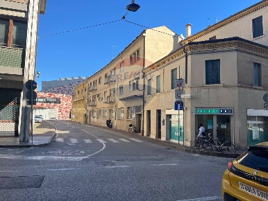Foto Ufficio in Via Giovanni Pascoli, Venezia Mestre di 322 m² con 7 locali