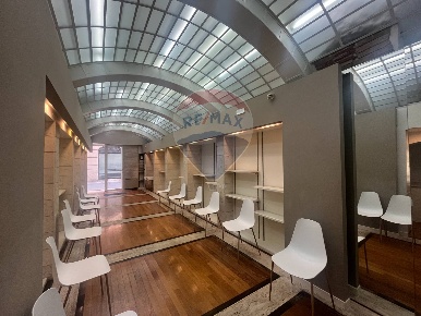 Foto Locale commerciale in Via Giuseppe Mazzini, Foligno Centro Storico