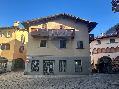 Foto Casa indipendente a Villa d'Ogna di 523 m² con 10 locali in vendita