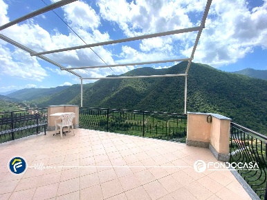 Foto Villa bifamiliare in Borgata Ville, Ranzo di 250 m² con 6 locali