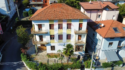 Foto Casa indipendente a Darfo Boario Terme Centro di 500 m² con 4 locali