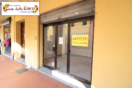 Foto Negozio in Via Donati, Cento Cento Paese di 60 m² con 2 locali