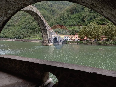 Foto Locale commerciale a Borgo a Mozzano Centro di 239 m² con 7 locali