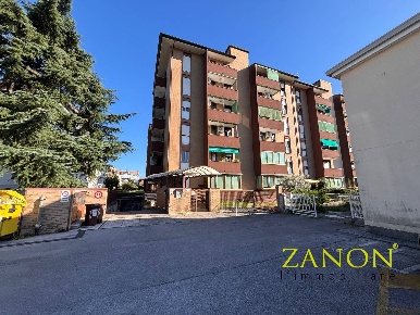 Foto Appartamento in Via Cossar, Gorizia Centro di 98 m² con 5 locali