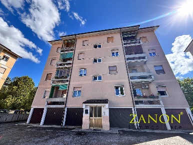 Foto Appartamento in Via Garzarolli, Gorizia Centro di 107 m² con 5 locali