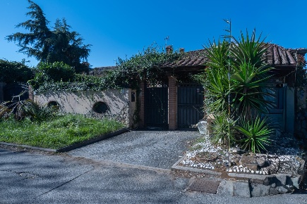 Foto Villa a schiera in via Predoi, Roma Infernetto di 100 m² con 5 locali