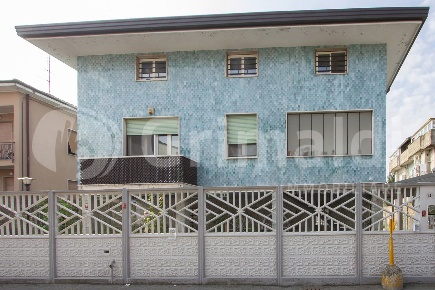 Foto Appartamento in Via Petrarca 14, Senago di 273 m² con 5 locali