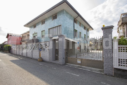 Foto Villa singola in Via Petrarca 14, Senago di 273 m² con 5 locali
