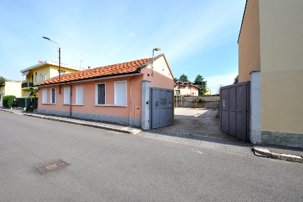 Foto Capannone industriale a Inveruno Centro di 200 m² con 3 locali