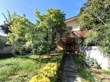 Foto Villa unifamiliare in Via dei Gelsomini 8, Anzio di 100 m² in vendita