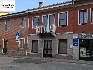 Foto Negozio in Via Principe Amedeo 21, Santena di 57 m² con 2 locali