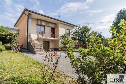 Foto Case indipendenti in Via Ticino 3, Angera Centro di 90 m² con 4 locali