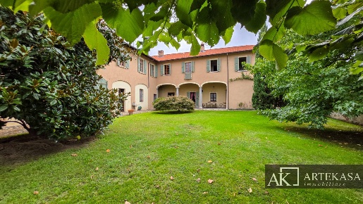 Foto Villa unifamiliare in Via Castellazzo, Pombia di 470 m² con 10 locali