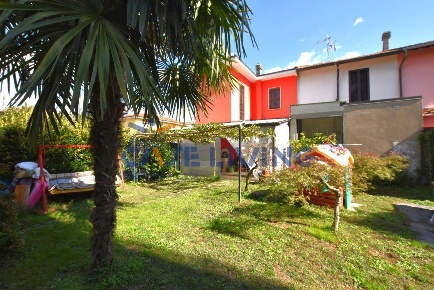 Foto Case semi ndipendenti in Via Camillo Benso di Cavour, Rosate Centro