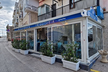 Foto Locale commerciale in Via Magellano, Vieste Centro di 90 m² in vendita