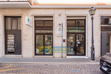 Foto Attività commerciale in via Priscilla, Chieti di 100 m² con 2 locali