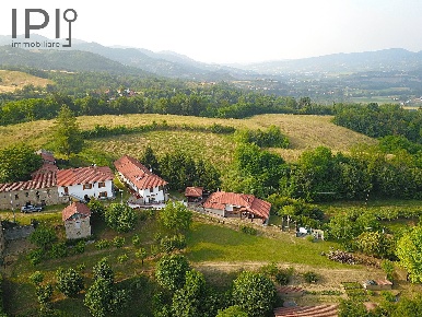 Foto Rustico a Spigno Monferrato di 400 m² con 10 locali in vendita