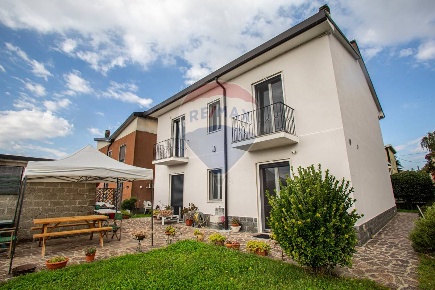 Foto Villa singola in Via Resistenza, Carpiano di 210 m² con 6 locali