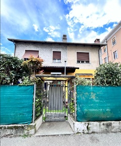 Foto Casa indipendente a Ivrea di 154 m² con 6 locali in vendita