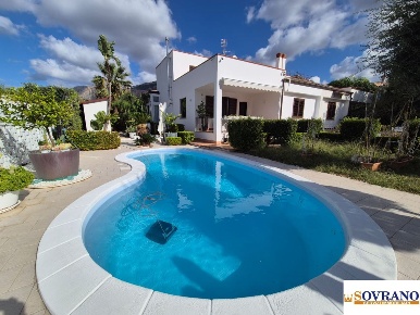 Foto Villa unifamiliare a Carini Milioti di 250 m² con 7 locali in vendita