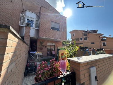 Foto Villa a schiera in Via San Paolo, Poggio Mirteto Centro di 150 m²