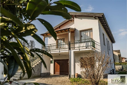 Foto Casa indipendente in Via Trieste, Biandronno Centro di 185 m²