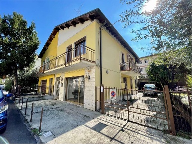 Foto Casa indipendente a Verona di 200 m² con 7 locali in vendita