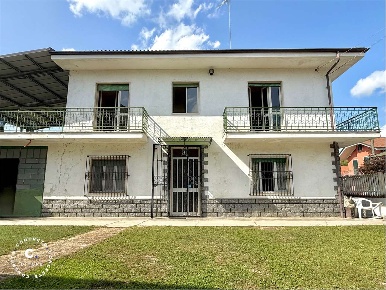 Foto Rustico in Via Torino  25, Ferrere Centro di 215 m² con 6 locali