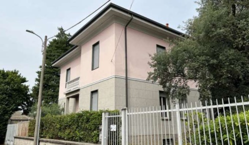 Foto Villa unifamiliare in via Manzoni, Albiate di 301 m² con 6 locali