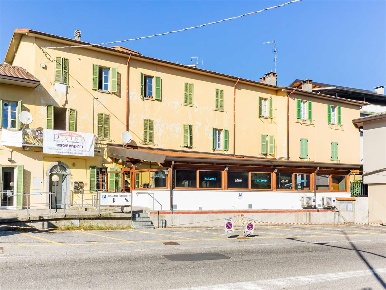 Foto Negozio in Via Oltrecolle 43, Como Lora di 230 m² con 3 locali