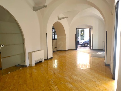 Foto Locale commerciale a Aci Catena Centro di 92 m² con 3 locali