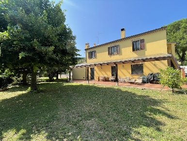 Foto Rustico in offagna, Offagna Centro di 227 m² con 9 locali in vendita
