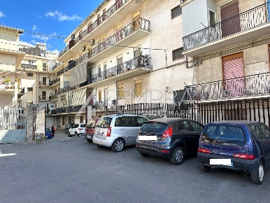 Foto Appartamento a Adrano di 220 m² con 8 locali in vendita