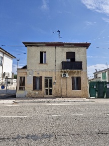 Foto Appartamento in Via Rovigo 135, Legnago Centro di 95 m² con 5 locali